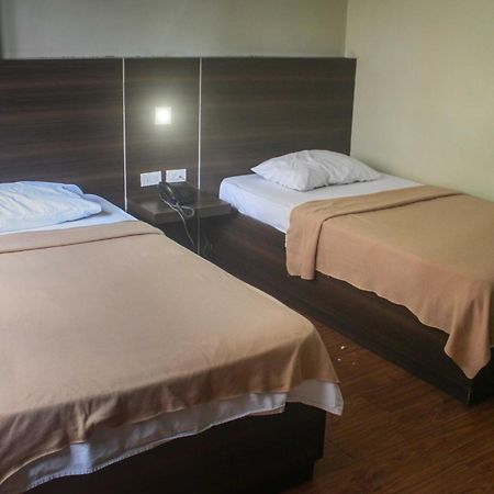 Oyo 1011 First Hotel Manila Luaran gambar