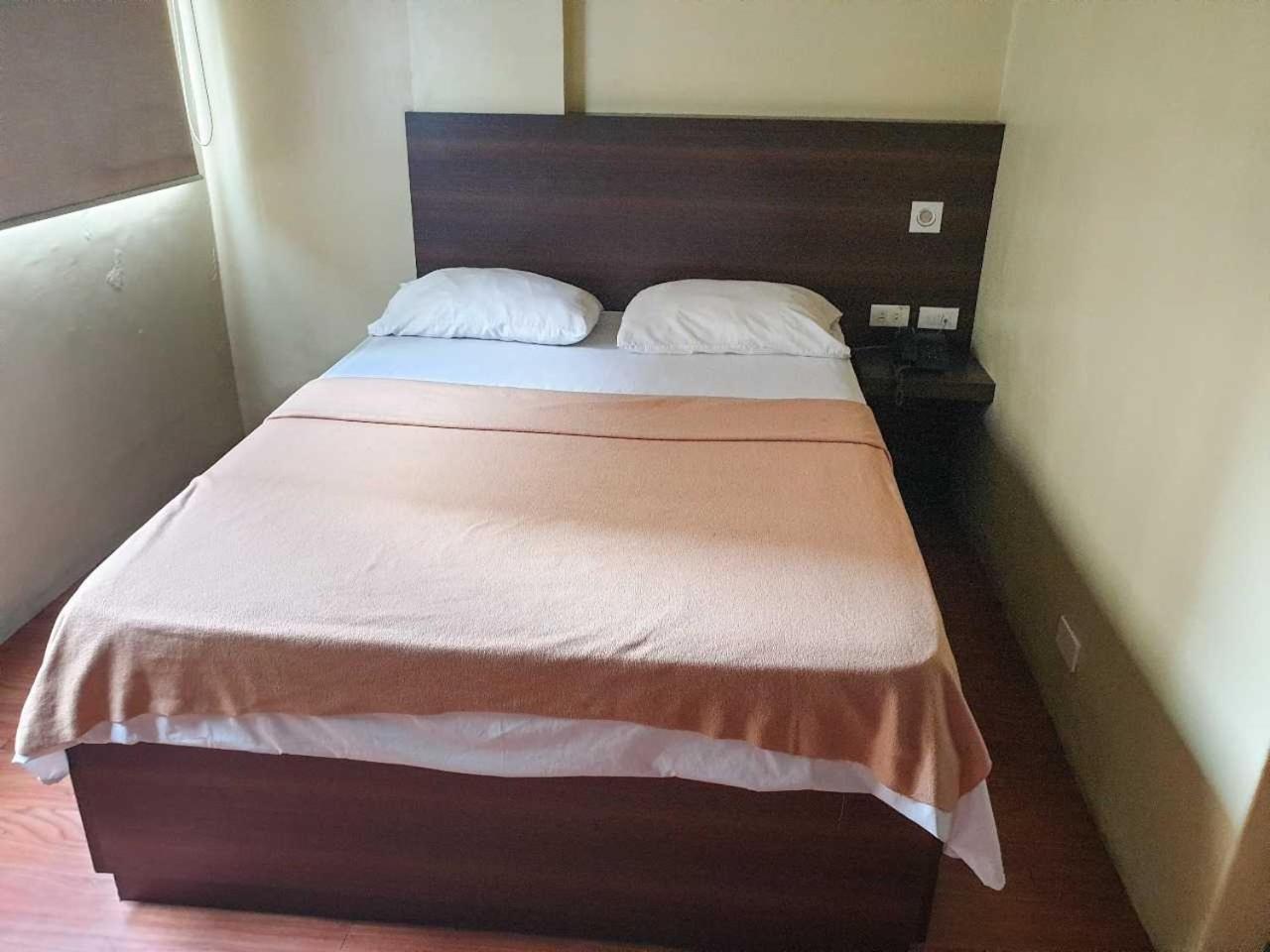Oyo 1011 First Hotel Manila Luaran gambar