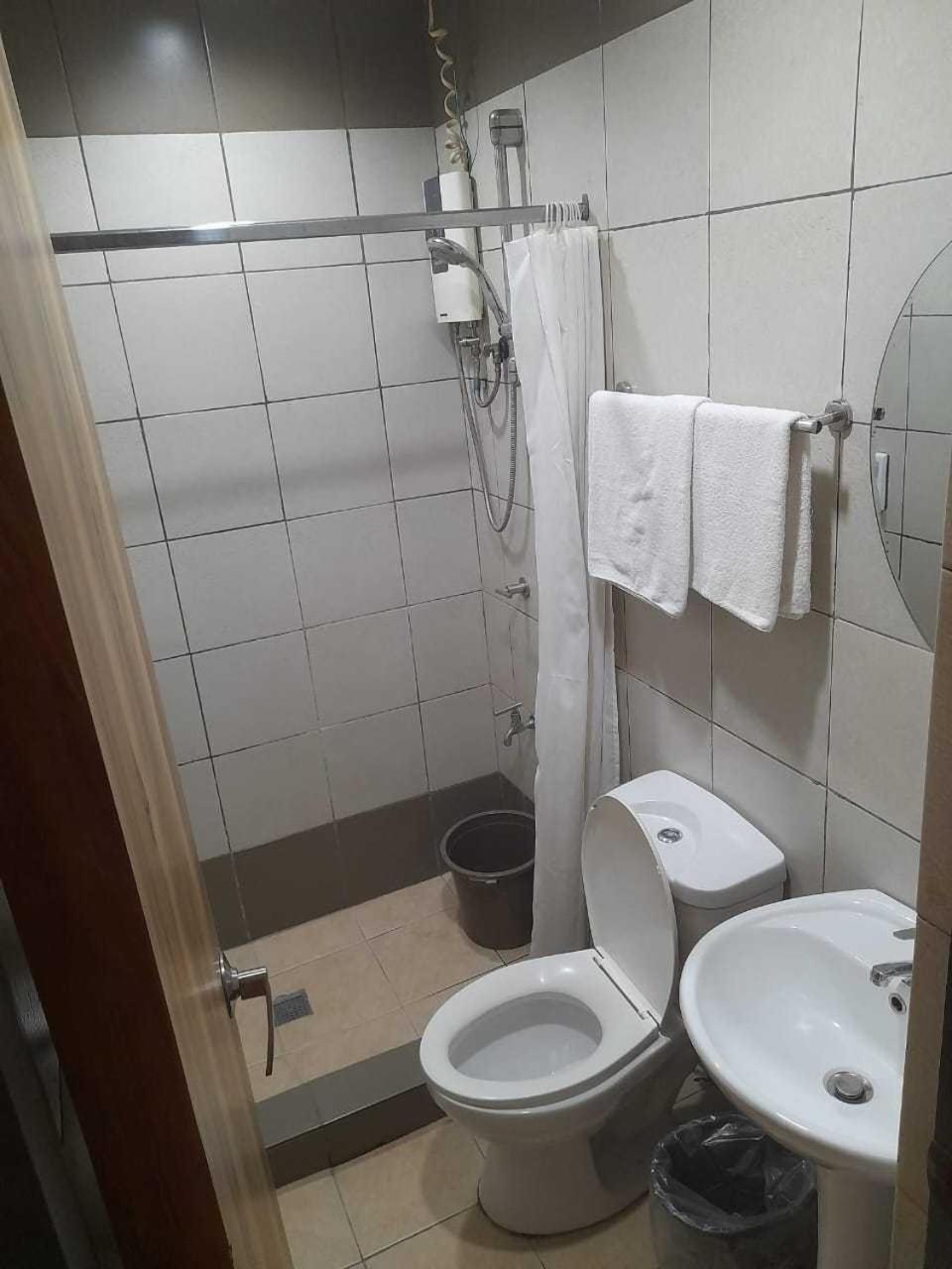 Oyo 1011 First Hotel Manila Luaran gambar