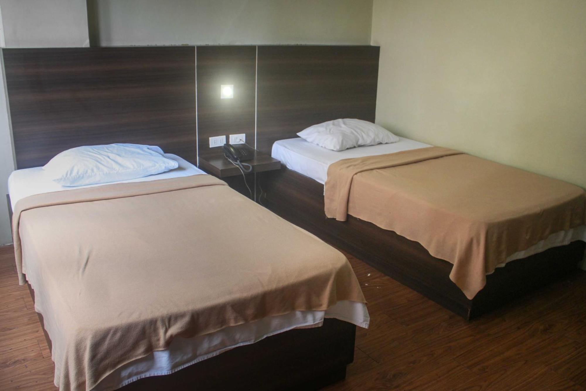 Oyo 1011 First Hotel Manila Luaran gambar